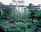 緑の庭園に囲まれた老舗旅館「井づつや」