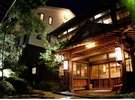 八ッ三館：創業安政年間の情緒ある老舗料亭旅館。歴史的重厚感と木のぬくもりがある佇まい。