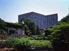 フォーシーズンズホテル椿山荘東京：庭園からの外観（夏）