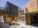 Onsen Ryokan �R��F�������C���[�W��������ł��B�ŏ��̊K�i������Ĉً�ԂցE�E�E
