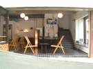 沖縄安宿 チャンプルー荘：カフェの雰囲気漂うオープンロビー。心地よい風と光がで沖縄時間を体感。
