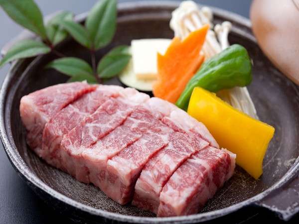 和牛ステーキは1人150グラム!アツアツをどうぞ