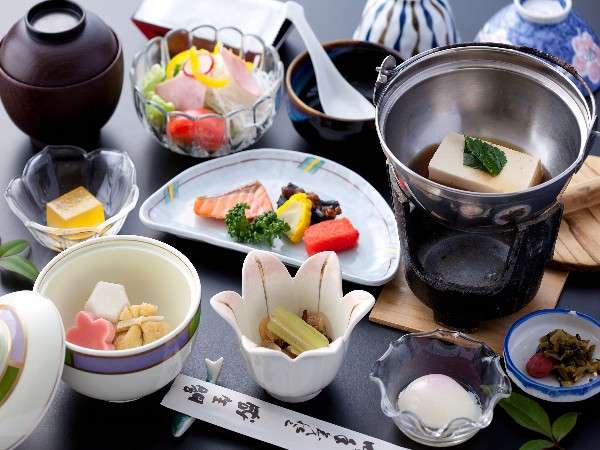 朝食は和定食をご用意いたします。ご飯はおかわり自由です