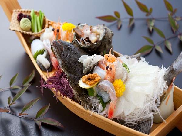 その日仕入れた旬の魚介の舟盛