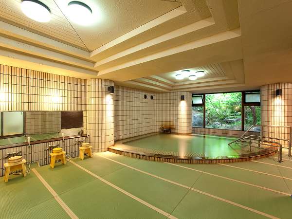 【館内浴場・月の湯】素肌に心地よい畳とトロリとした泉質の温泉が人気です。 【館内浴場・月の湯】素肌に心地よい畳とトロリとした泉質の温泉が人気です。