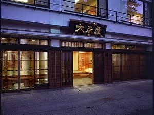 廊下は全て畳敷きと無垢材