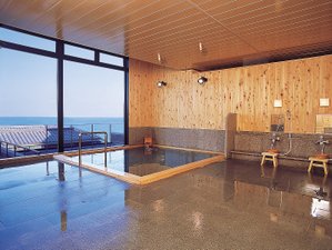 海一望の大浴場。浴槽はヒノキ<br />