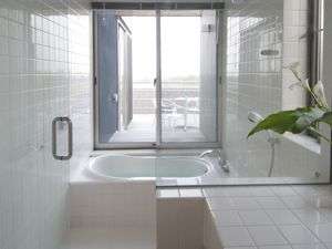 Vacation House & Studio ���E�t�@�[�����l�F��̂����炬���������A�C��Ղސ�i�̃o�X���[���́A�o�X�R�[�g�����ݐؘI�V���C