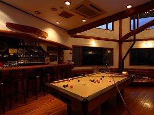 Real country inn Speak Easy�F�����ŗV�ׂ�r�����[�h �o�[�ɂ̓x���M�[�r�[���Ȃ�30�`40��̃h�����N���c�I�[�i�[�Ƃ̌�炢���y����