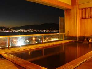 諏訪湖が望める展望露天風呂の宿 油屋旅館:4月20時頃撮影。諏訪湖の夜景を望む絶景の露天風呂