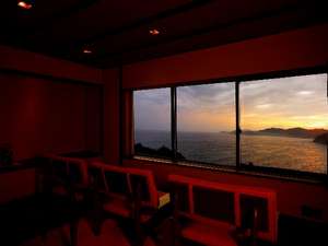 夕陽の眺めは抜群の展望ラウンジ