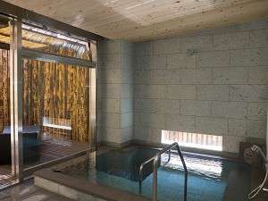 Onsen Ryokan �R��F�����C�ɂ��闧�����B���Ă̔��̋������ɂ����������C���Č��B�V�䂩�琂�ꂽ���[�v�ɕ߂܂��ē���܂�