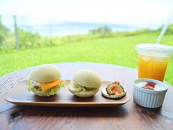 朝ごはんはお部屋で 海と古宇利島を眺めるお部屋で朝はのんびりルームサービス朝食プラン 沖縄のひとつ宿tinto tinto 宿泊予約は じゃらん