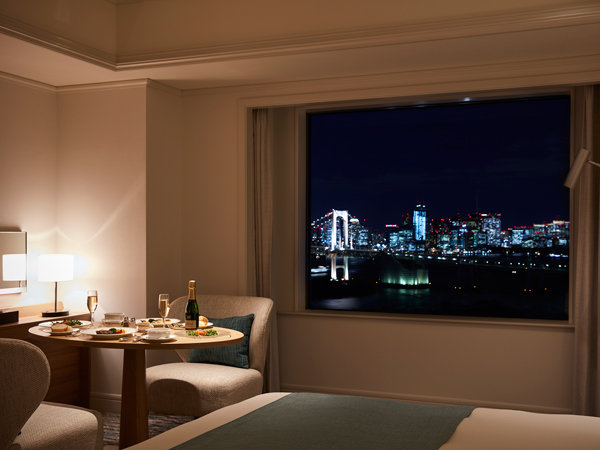 インルームダイニング ベイビューフロアでお台場夜景を愉しみながらお部屋でゆったり夕食 朝食 グランドニッコー東京 台場 宿泊予約は じゃらん
