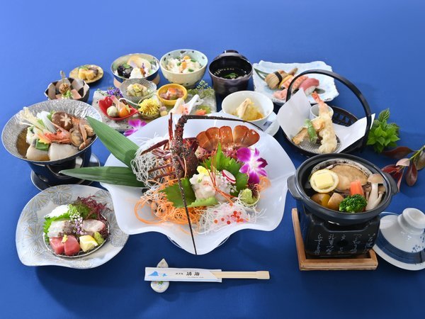 伊勢海老をお客様の目の前で調理し、なんと;鮑の陶板焼き付き。海側