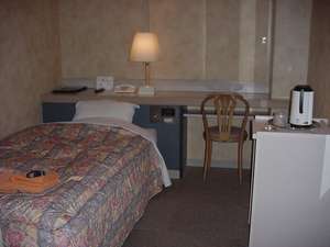 超お得にお泊りに 駐車場も無料 喫煙スタンダードシングルを2名様で利用 おにぎり朝食付 月曜休み ホテルフジヨシ 宿泊予約は じゃらん