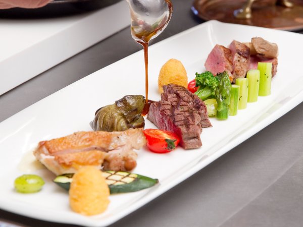 文豪や著名人にも愛されたフレンチ 老舗温泉旅館で至福のフレンチフルコース French Cuisine 道後温泉 ふなや 創業三百九十余年 宿泊予約は じゃらん