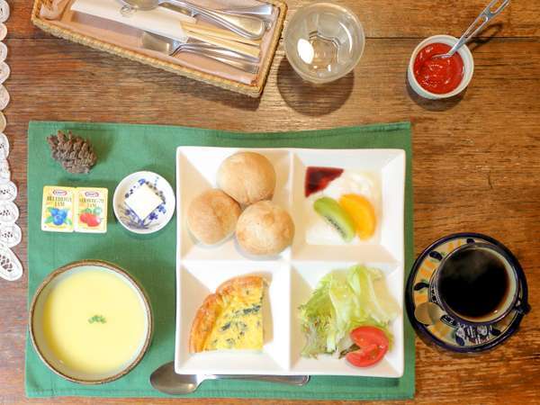 朝食付プラン 朝食はオシャレに こだわりメニューのモーニングセット付 夕食持込 自炊も一人旅もok 湯布院 塚原高原 山荘 どんぐり 宿泊予約は じゃらん