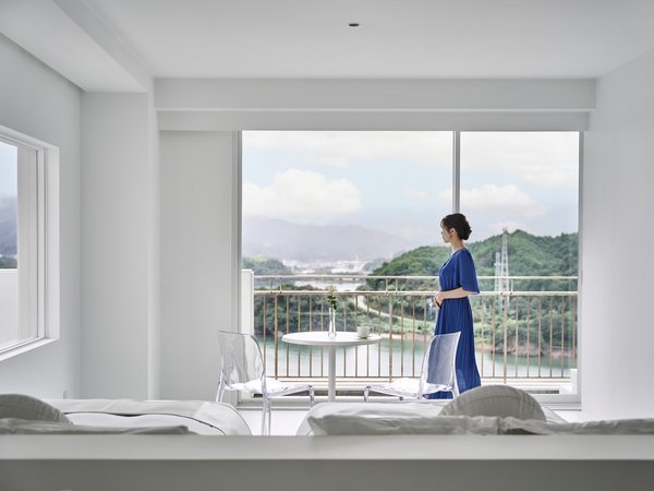 直接引き渡し三重県伊勢志摩　主役は銭形　台＆イスセット　メダル不要機 一日一組限定の貸別荘「cometa伊勢志摩」4月26日開業。オープン記念で