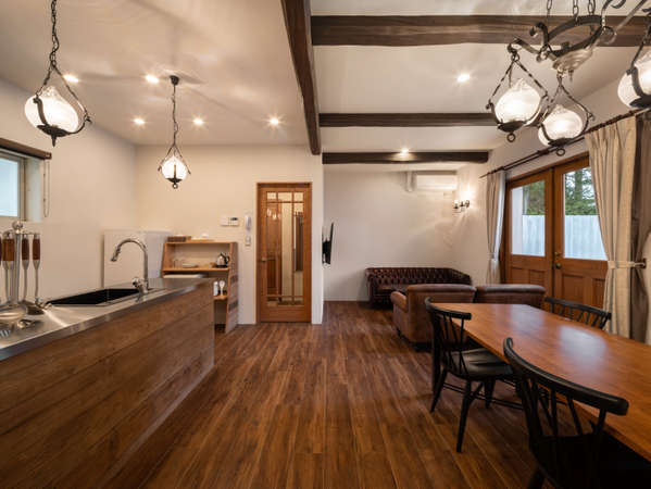 A&B Home Group ランタン キングコテージ 2個セット A&B Home Group Lanterns King Co 並行輸入品 ハンギング ステック 4段組立式 ダブル フック 高さ175cm ハンギング