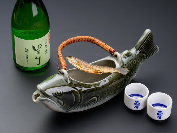 毎年余魚が併んで現代簡約酒櫃家庭装飾品を飾ります ☆野趣豊か！岩魚骨酒体験プラン！☆ 地酒の宿 中村屋 - 宿泊予約は