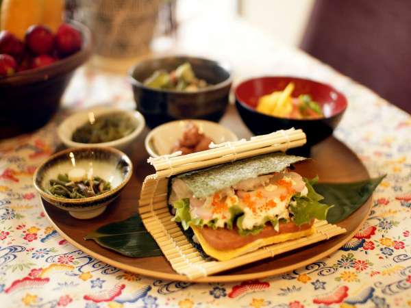 沖縄名物のポークたまごおにぎり 沖縄そばを種類以上のトッピングと一緒に堪能 ビュッフェ朝食付 ホテルｗｂｆアートステイ那覇国際通り 宿泊予約は じゃらん