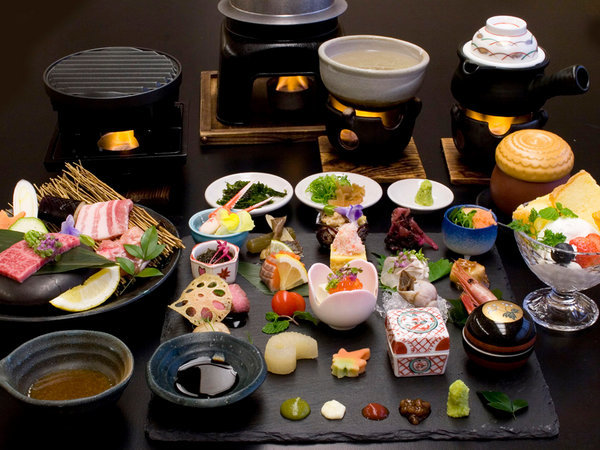 美食プレート会席」と地元のお肉3種・陶板焼き 旅亭 山の井（HMIホテル