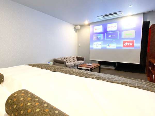 1室限定シアタールーム 100インチのプロジェクター 特注キングサイズベッドで映画鑑賞やゲームを満喫 女性に優しい癒しの宿 箱根湯本温泉ホテルマイユクール祥月 宿泊予約は じゃらん