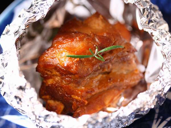 当館名物 黒豚鍋 焼き豚骨 に きびなご 鯛 かんぱち等々 個室で鹿児島満喫コース 旅館月見荘 宿泊予約は じゃらん