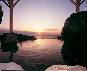 「そよ風館」にある日本海に面する露天風呂から沈む夕陽を堪能できる殿方露天風呂「雄」