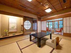 到着後にくつろぐ奈良・春日奥山 月日亭の離れ客室「萩」