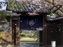 �q�����������������R