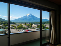 �O����
