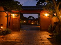 �ᑐ�F�̕��ɕ�܂�邨�ƂȂ̋x���@�Ós�̏h�@�ނ�����