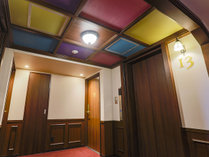 �z�e���E�B���O�C���^�[�i�V���i���Z���N�g�r��